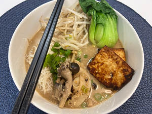 This vegetarian ramen recipe is made with bok choy, bean sprouts and mushrooms in a Japanese broth called dashi. style=